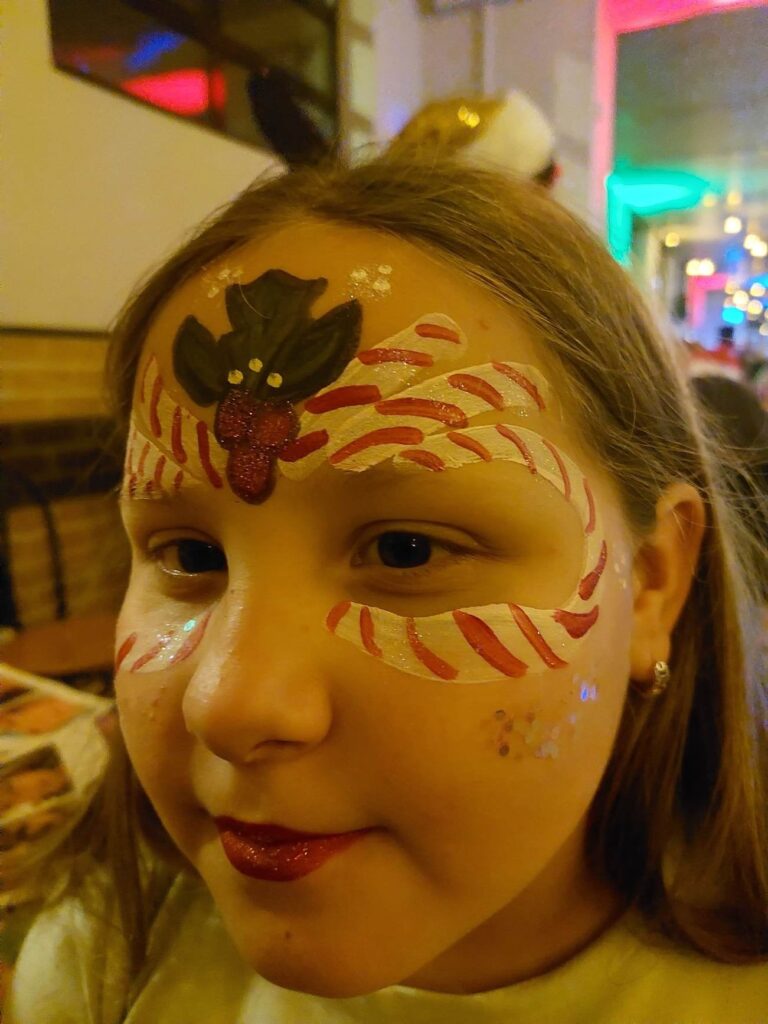 Kerst kindergrime met kerstbal en hulst design