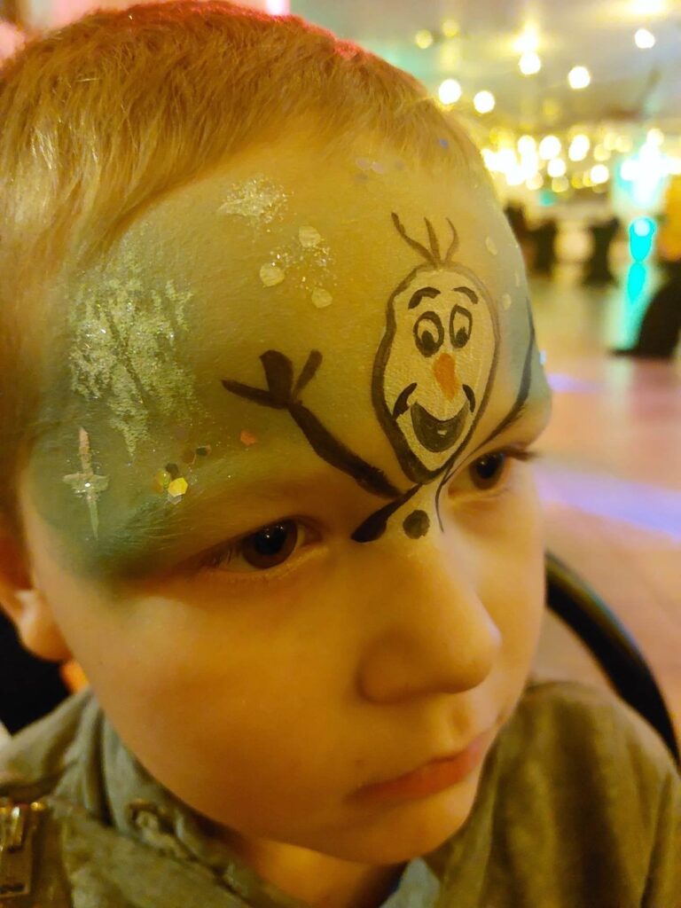 Kerst kindergrime sneeuwpop design op gezicht