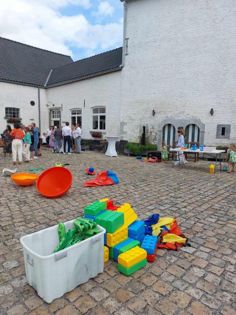 Kinderanimatie huwelijk - buitenspeelzone met speelgoed